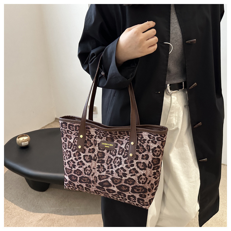 This is a new 2024 trendy and stylish large-capacity handbag for women. It is a fashionable and stylish single-shoulder tote bag for autumn and winter undefined