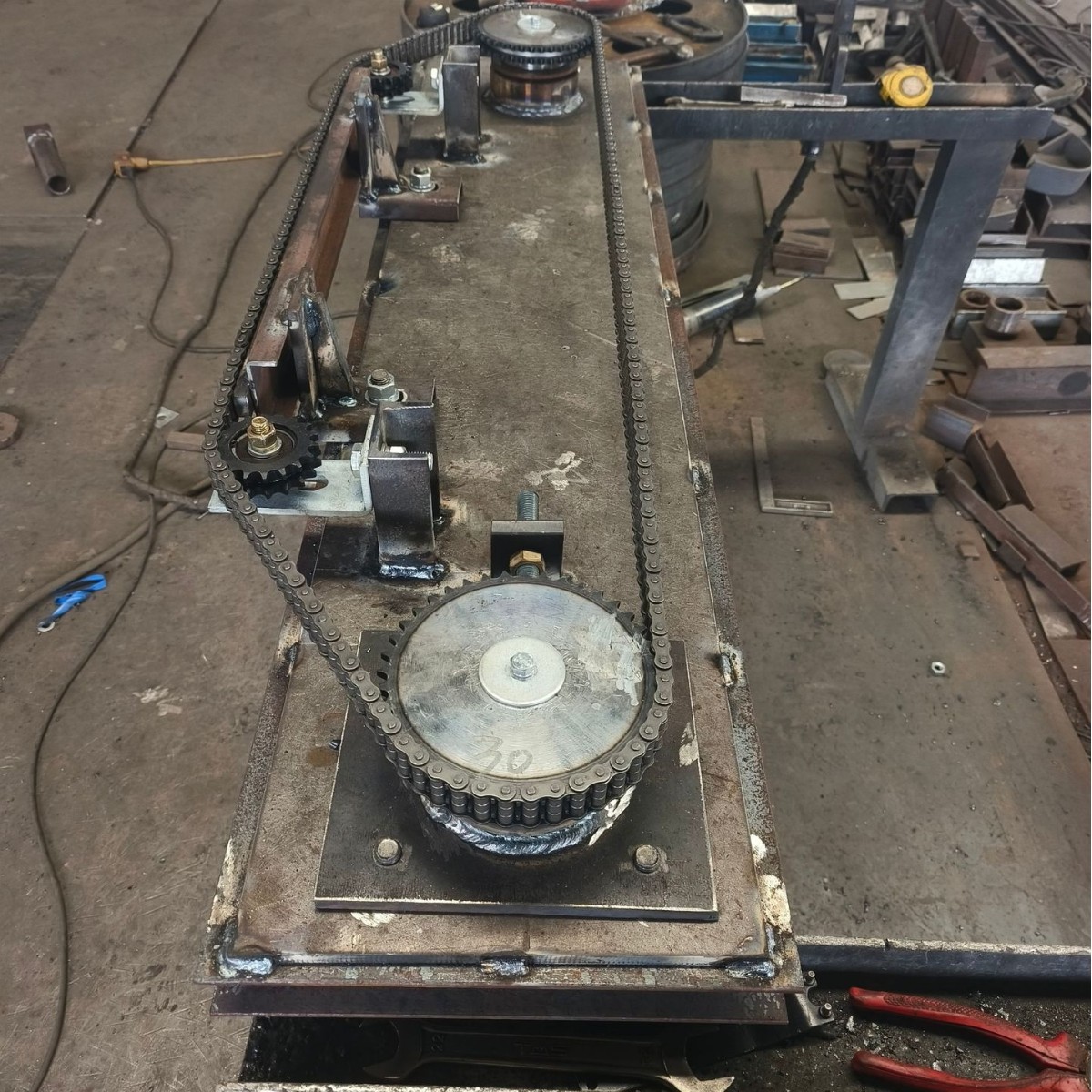 供应旋转吊具旋转机构，输送线停机时加速吊具旋转