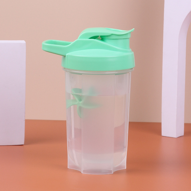 Suministro directo de fábrica 500ml taza de batido de plástico taza de batido de proteína en polvo taza de mezcla fitness portátil taza de batido