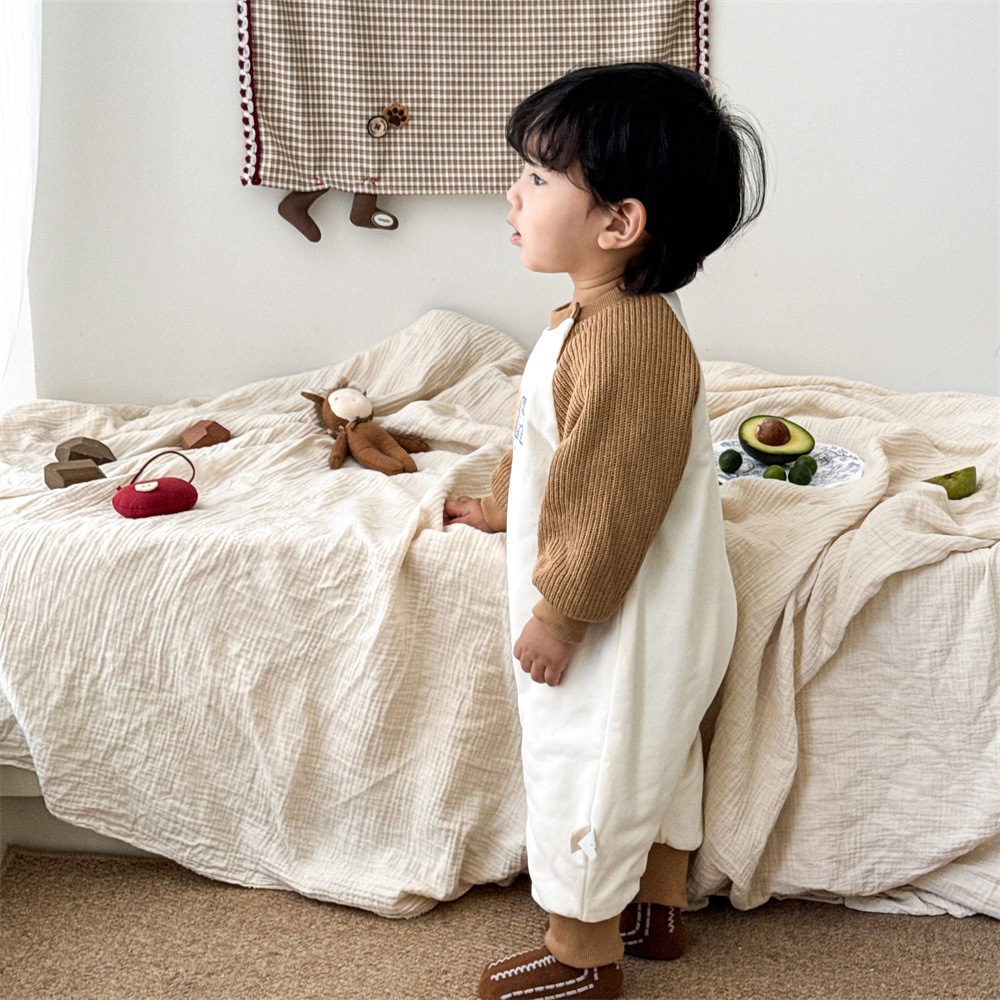 Versión coreana del bebé que sale en otoño e invierno mono recién nacido color de contraste más mameluco de terciopelo-0,2 años de edad bebé traje de escalada de finales de otoño