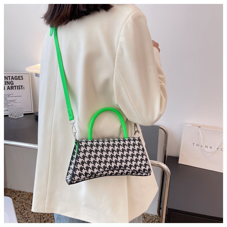 Checkerboard Messenger New Fashion Female Simple Portable Shoulder Bag24*12*8.5cm display picture 3