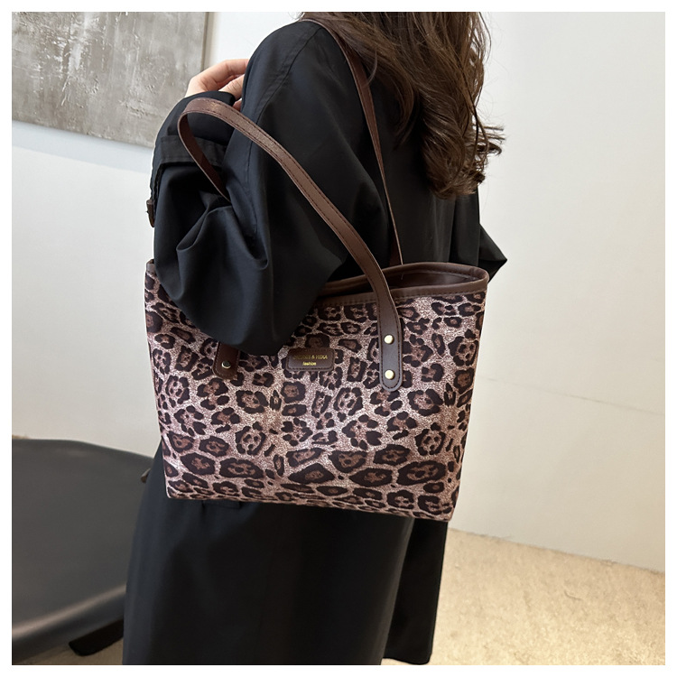 This is a new 2024 trendy and stylish large-capacity handbag for women. It is a fashionable and stylish single-shoulder tote bag for autumn and winter undefined