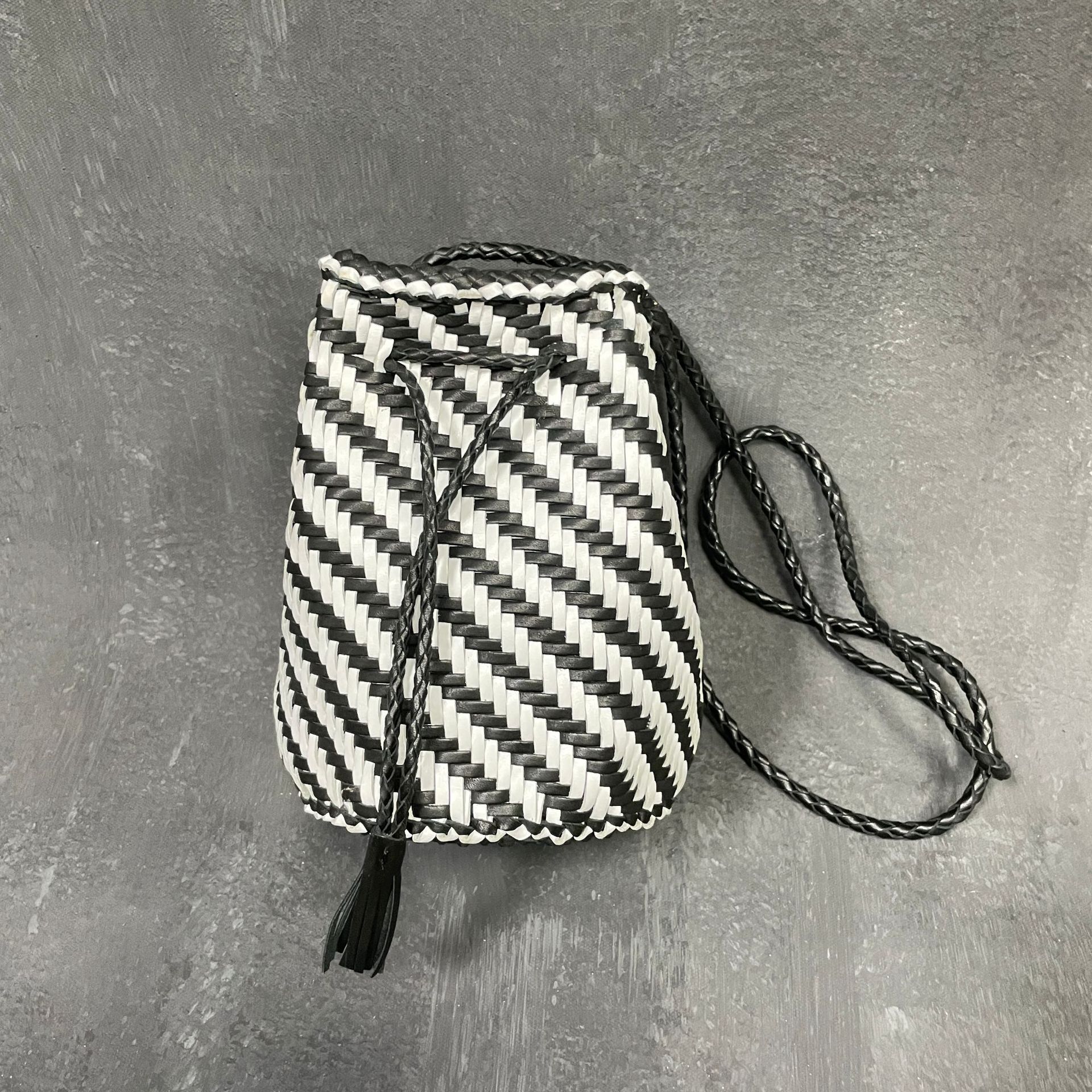 Dragón difusión primera capa de piel de vaca tejida bolsa de cubo de cuero genuino bolsa de cesta de verduras retro bolsa pequeña estilo ins