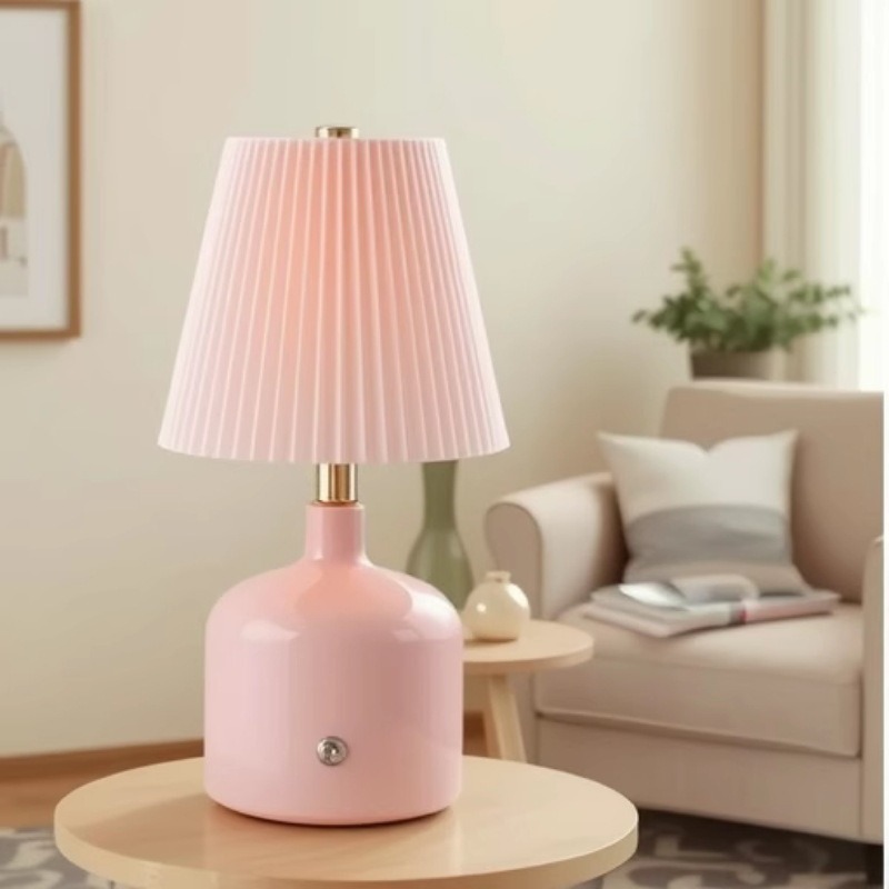 Luz de noche del dormitorio de la niña de color rojo en línea, lámpara de escritorio de cerámica moderna y simple nórdica, lámpara de decoración de la habitación del hotel