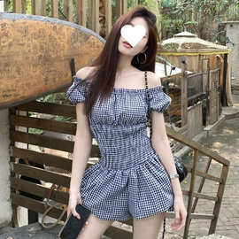 法式复古一字肩连衣裙女2025夏季新款辣妹格子收腰显花苞短裙子