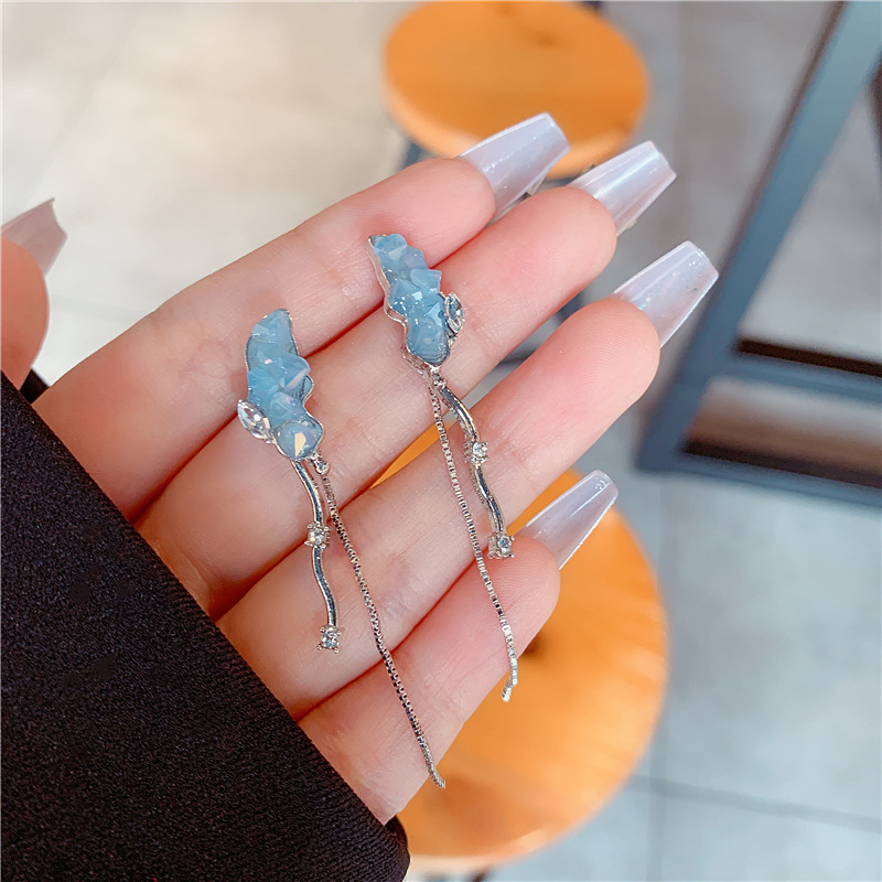 Agile three dimensional fresh earrings with tassels