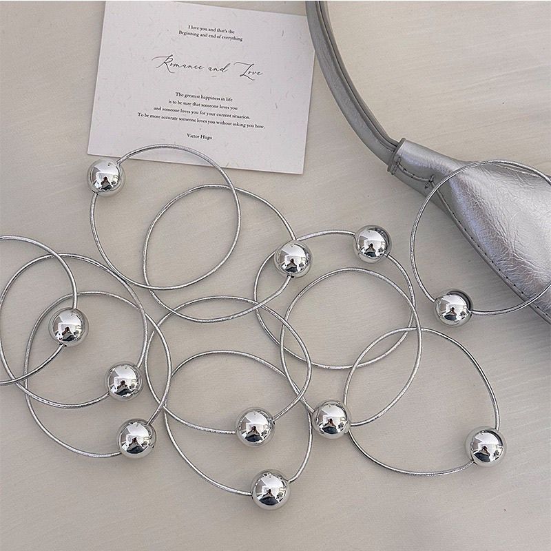 Simple de alto nivel sensación de cuerda de cabeza de bola plateada para mujeres 2025 nuevo anillo de cabello ins red rojo con cuerda de cabello de goma cola de caballo