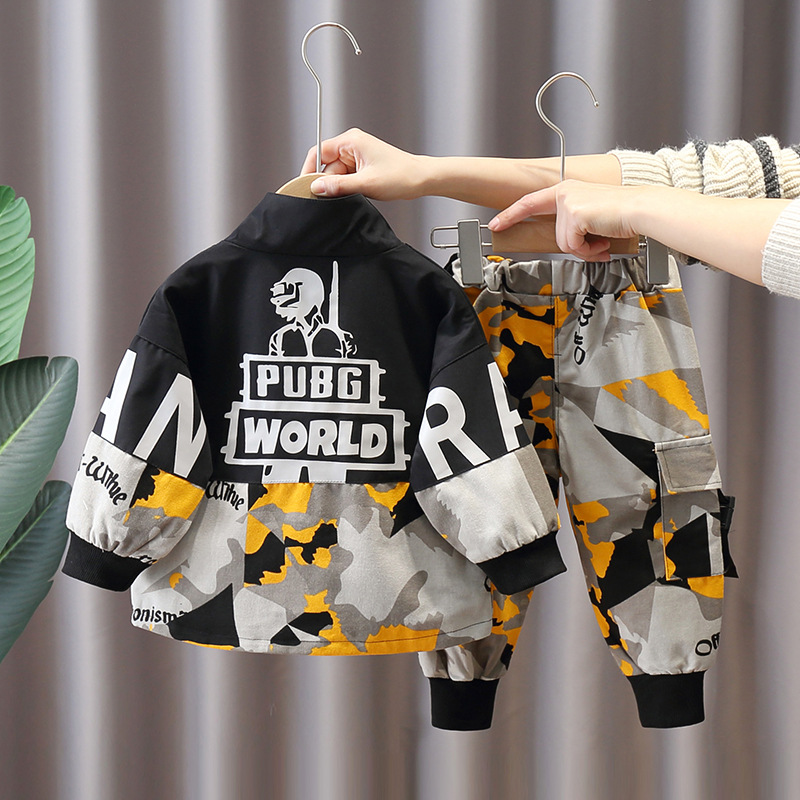 Traje de camuflaje nuevo 2026 para niños, conjunto de moda para primavera y otoño para niños de 2 años, ropa infantil elegante.