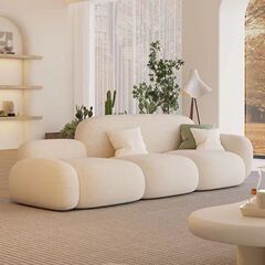 リビングルームのシンプルな現代クリーム風レンタルハウスの布芸ソファがまっすぐに並んでいます。