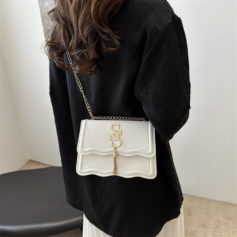 Nuevo alfabeto hardware tendencia de moda simple ocio 2024 verano retro ocio cadena mochila de hombro mujer