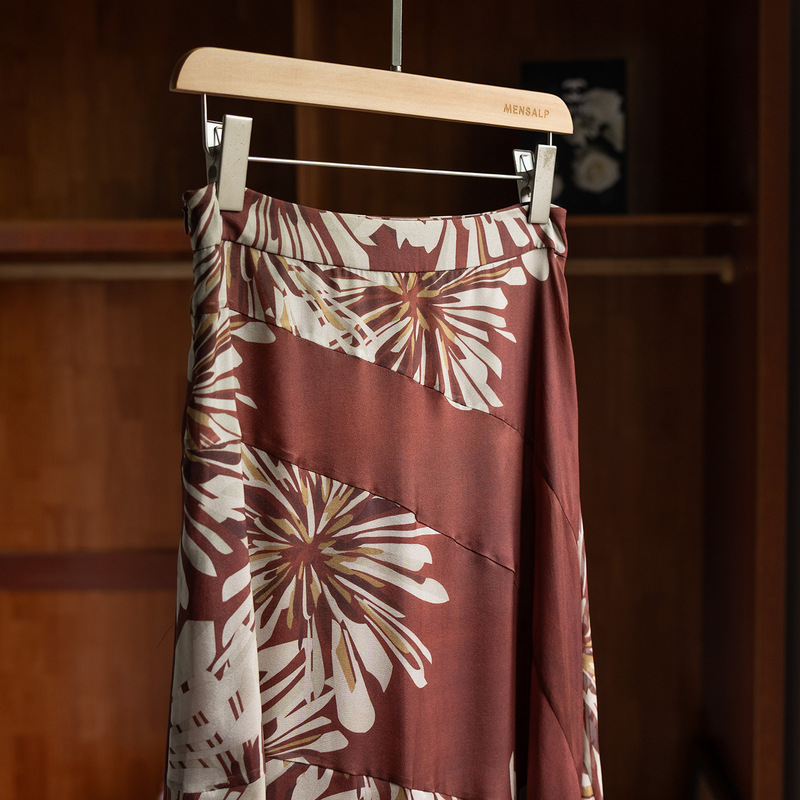 An excellent combination, perfect for a fashionable vibe! lf Nautical Series Silk Skirt M7A19 An excellent combination, perfect for a fashionable vibe! lf Nautical Series Silk Skirt M7A19