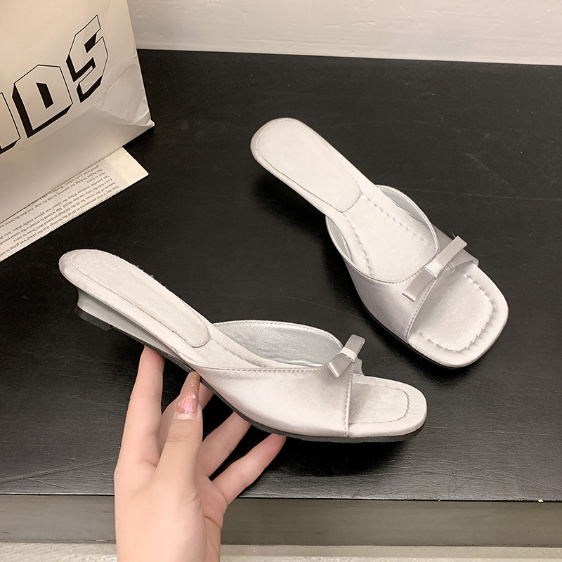 Gran tamaño 2025 verano nuevo estilo tacón bajo ropa exterior bowknot moda de alto valor sandalias y zapatillas de estilo occidental de alta gama mujeres