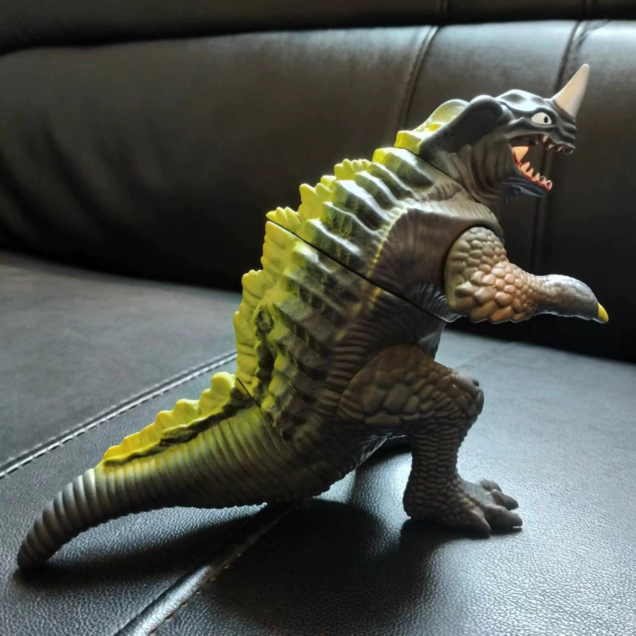 大型モンスタービニールソフトラバーウルトラマンモンスターおもちゃ男の子子供のおもちゃ夜市景勝地露店モンスター