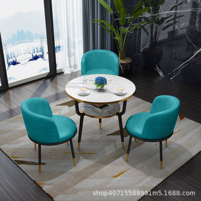 레이크 블루 가죽 의자 3개와 테이블 1개