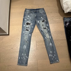 自主AMブルーのホットドリルの穴が開いているジーパンの高い街の黒い基礎の穴が開いています。