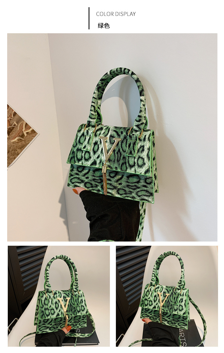 The new leopard print handbag is trendy and stylish. The crossbody bag has a simple texture and a spicy girl style. It is a unique single-shoulder small square bag undefined