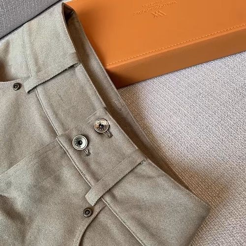 Khaki-colored American-style high-waisted, figure-flattering, bodycon denim shorts—perfect for bold, laid-back, and casual wide-leg pants this summer!