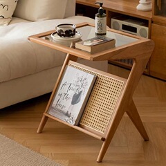 北欧の木の客間の辺のいくつかの中古のソファーの横のレジャーの物置棚は移動する日本式の藤編みのガラスの小さいお茶のテーブルを移動します。