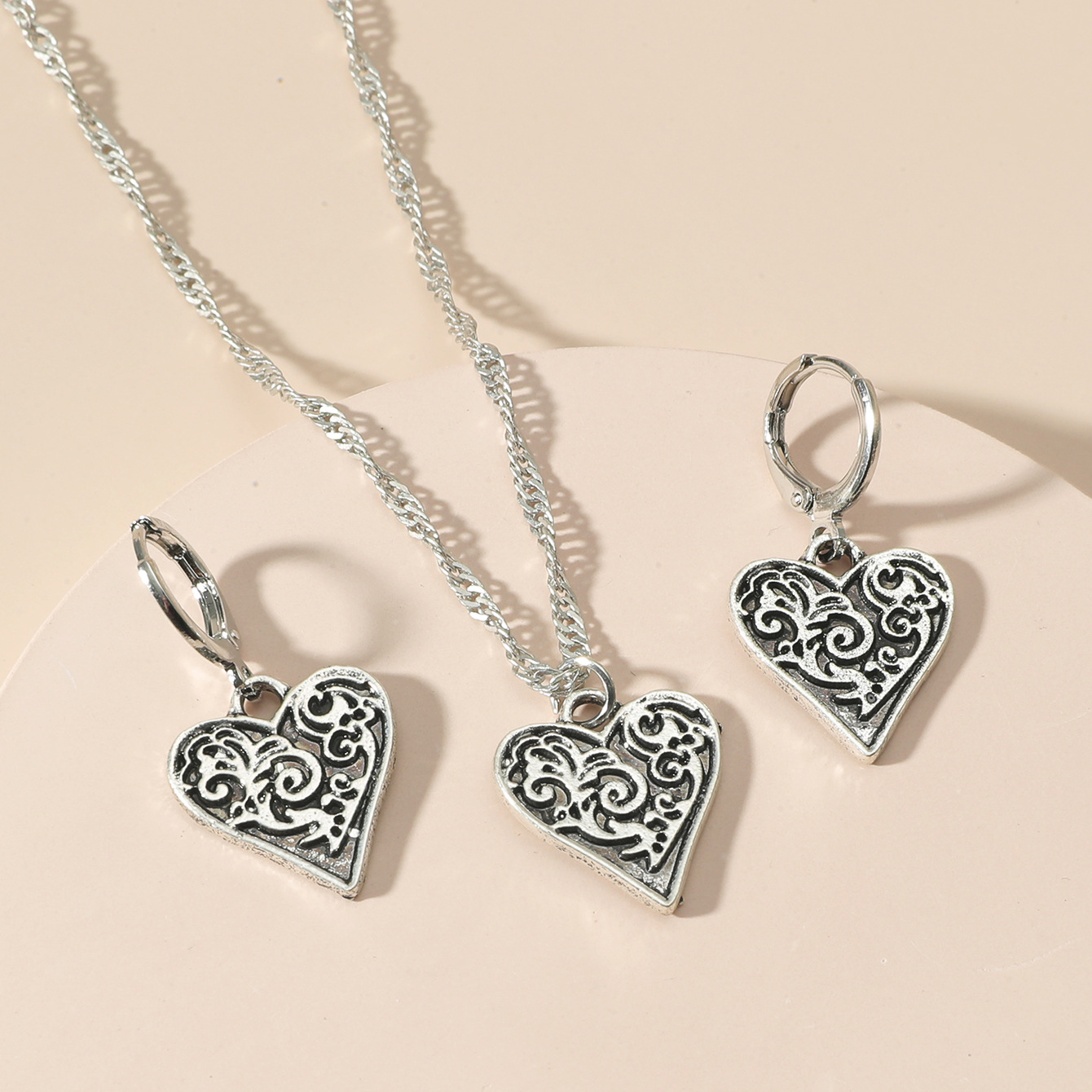 Pendientes De Corazón Personalizados, Conjunto De Collar En Forma De Corazón De Metal Retro Europeo Y Americano display picture 6