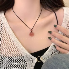 粉色草莓晶编织绳猫爪吊坠项链女款甜美小众高级感锁骨链配饰批发