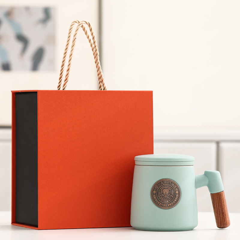 Taza de cerámica famosa escuela taza de filtro taza de marca taza de metal bronce relieve impresión LOGO taza de agua taza con tapa caja de regalo