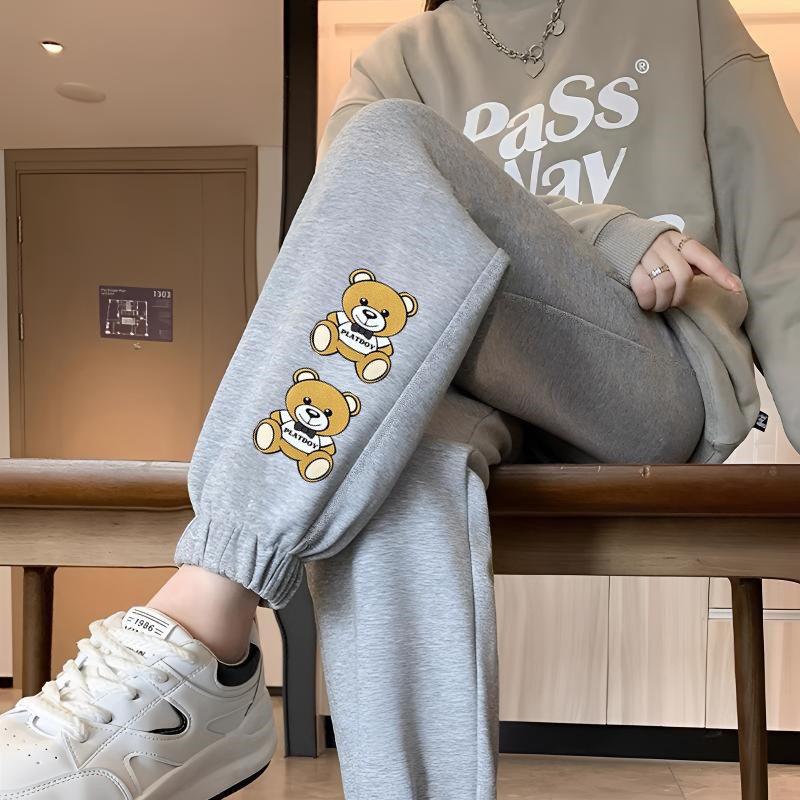 두 개의 노란 곰 레깅스가 달린 얇은 회색 바지