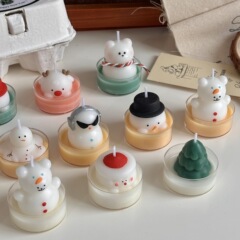 クリスマスのかわいい手描きのアロマの小さいワックスのろうそくの雪だるまの冬の雰囲気の置物の写真の道具の祝日の贈り物