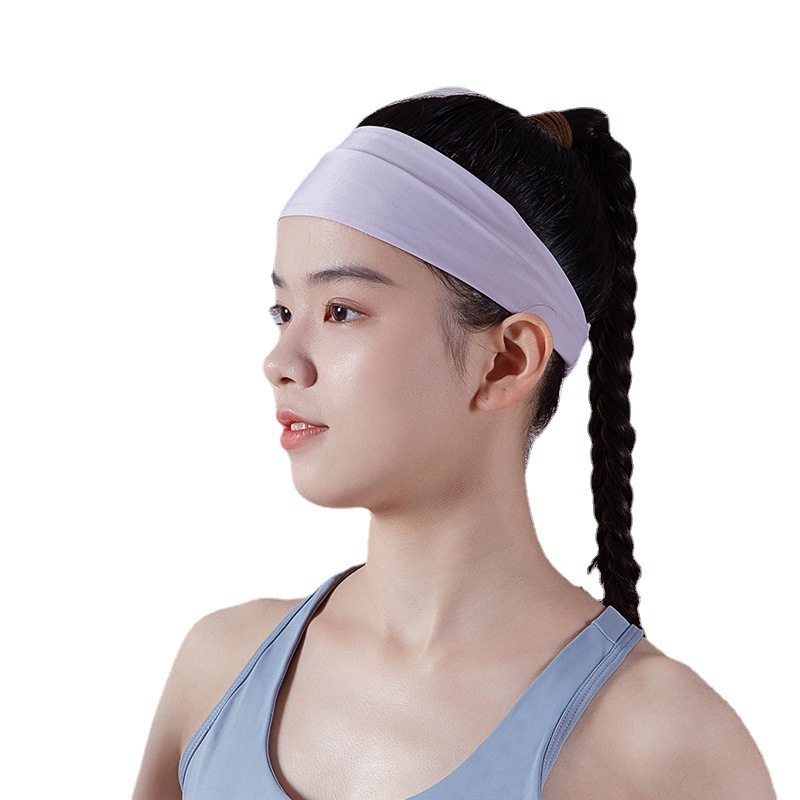 運動ヘアバンドの女性は汗を吸ってランニングします。|undefined