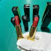 Эксклюзивная трансграничная поставка очаровательной бархатной помады в золотой тубе, черной тубе, белой тубе 63 # 51 # 58 # Матовая помада для официальной одежды