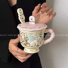 かわいいデザイン感アニメ花間兎マグカップ大容量セラミックカップ蓋付きスプーン