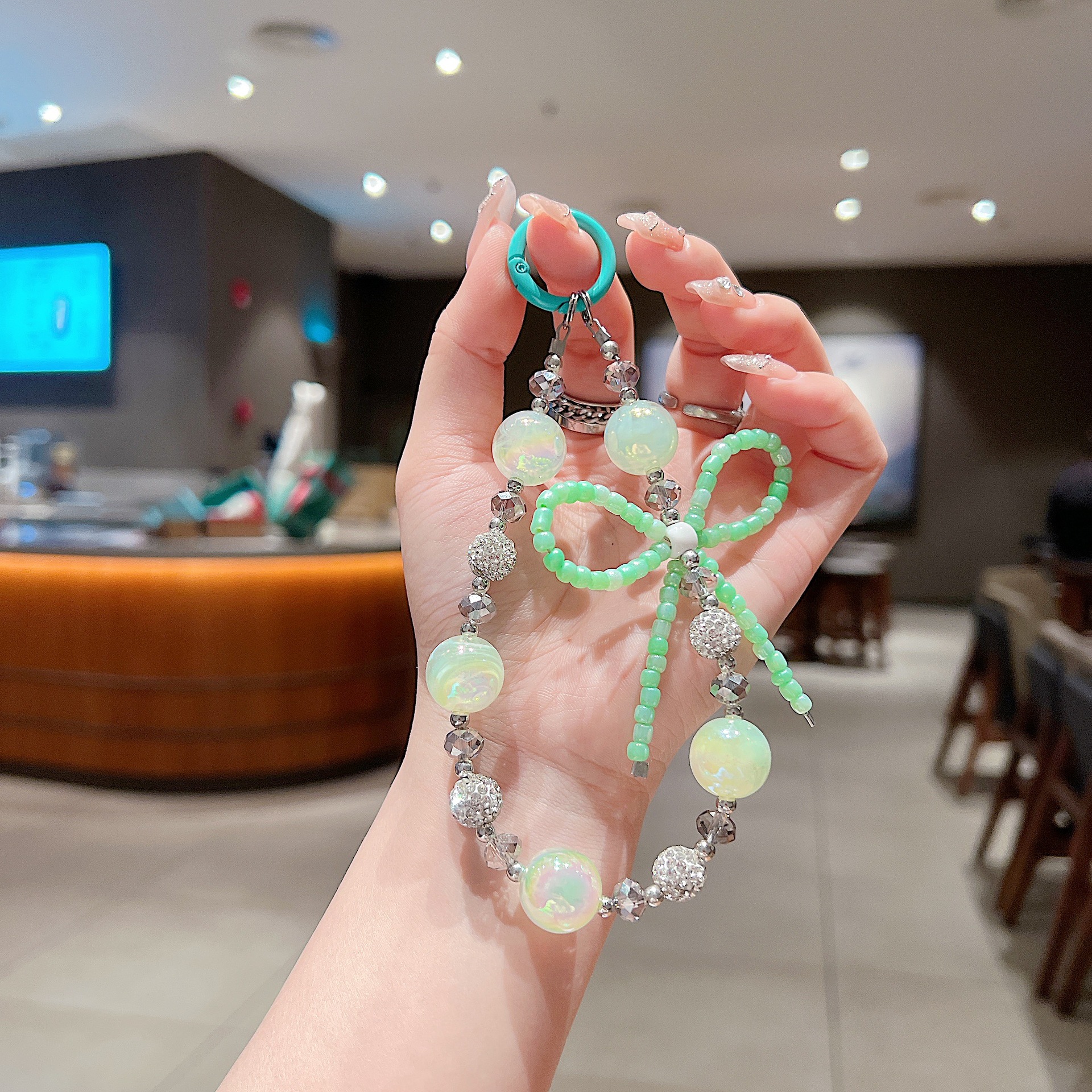 Verano creativo diamantes de imitación cristal con cuentas bowknot funda para teléfono móvil cordón cadena corta moda todo fósforo bolso colgante