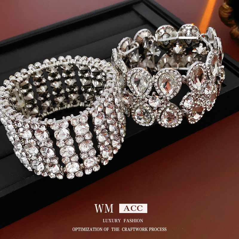 Brazalete de geometría de gota de agua hueca de diamante de moda transfronteriza lujosa ligera de alta sensación de pulsera de nicho de diseño europeo y americano