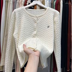 小さめの麻花編みカーディガン、ショート丈、小柄な女性向け、右肩に文字刺繍、カレッジスタイル、セーターの上に着る、韓国風インナー