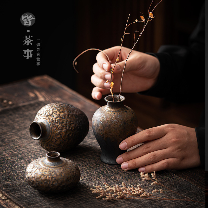 金の陶磁器の小さい花瓶の中国式の乾いた花は水を挿して粗い陶の花器のデスクトップを育成して禅の意の家の小さい置物を飾ります。