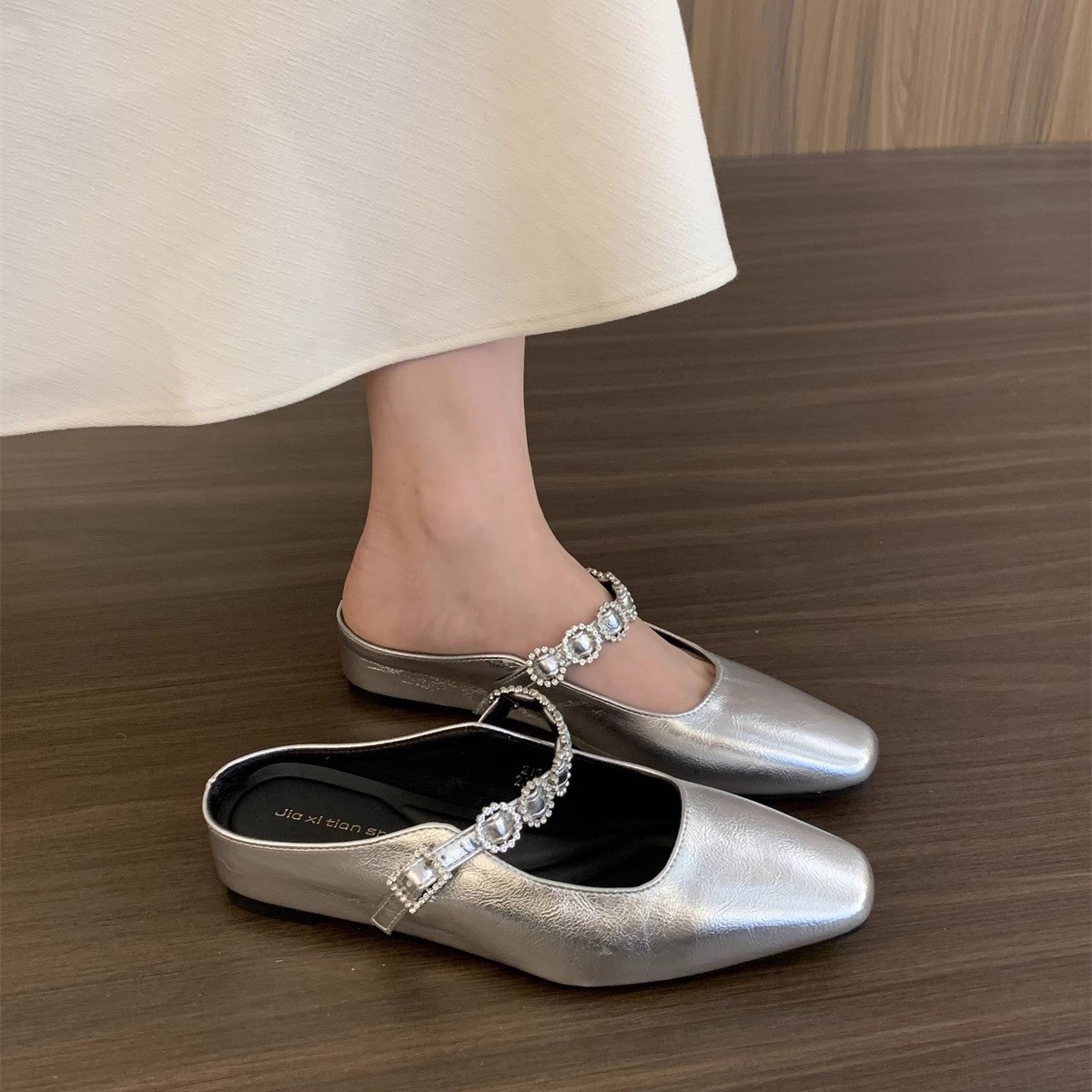 Temperamento plata puntera media pantuflas mujeres que usan primavera y verano noche francesa estilo hada sandalias suela gruesa zapatos Mary Jane