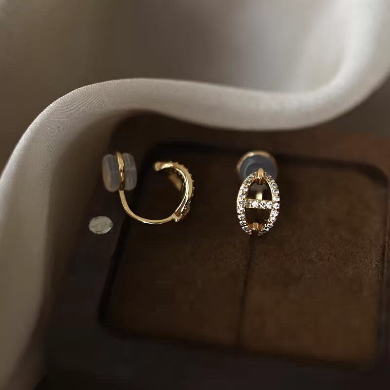 Small and Exquisite Full Diamond Pig Nose Ear Cuffs for Women, Micro-Inlaid Zircon, Simple and Versatile Geometric Earrings, Wholesale