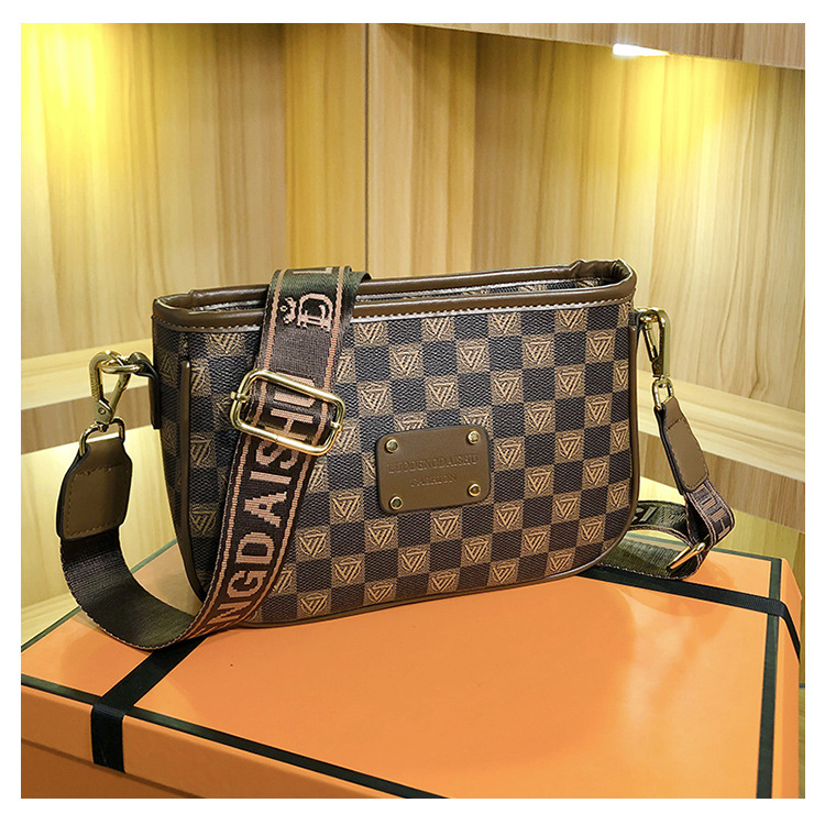 Women's bags 2023 new style versatile printed armpit bag Internet celebrity temperament high-end single shoulder crossbody bag small square bag_voghion.com