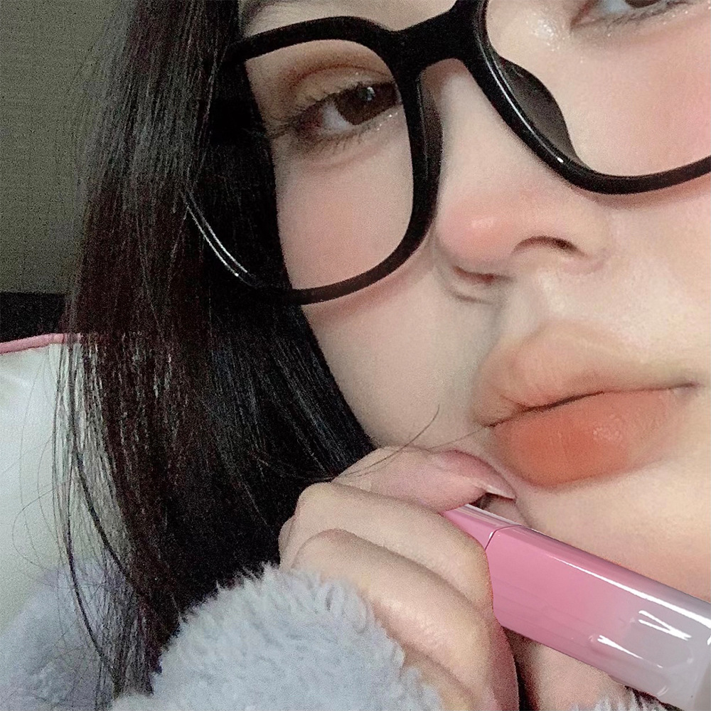 SUSU SKY Light Peach matte lip mud, lip glaze and velvet lift the complexion, smooth and not dry, making the skin look fairer. Affordable for cross-border students undefined