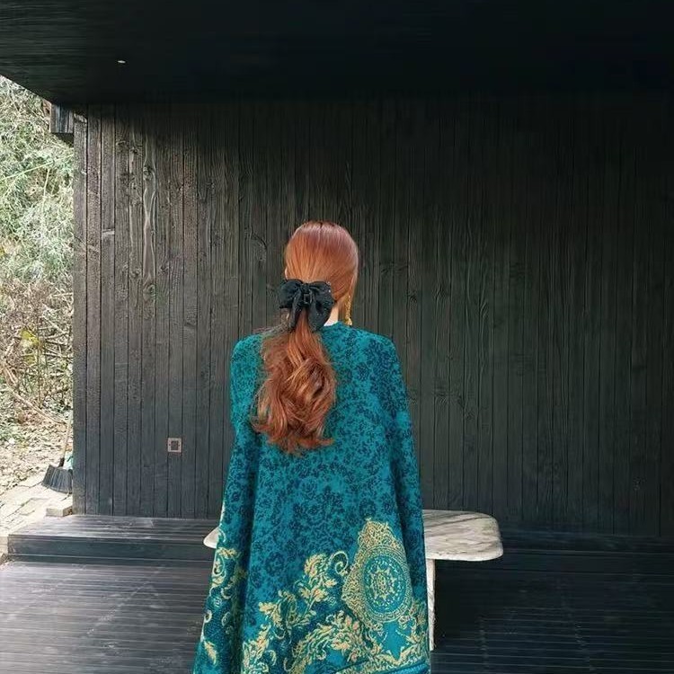 ピーコックの青いストールの外で女性の雲南新疆のチベットの大西北の旅行は写真を撮る民族風のマントを着ます。|undefined