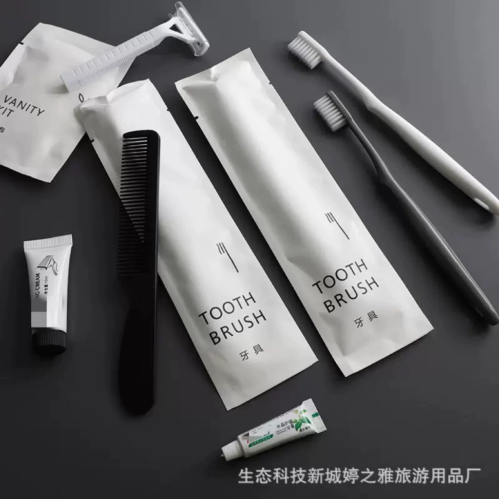 Одноразовая зубная щетка с зубной пастой в отеле