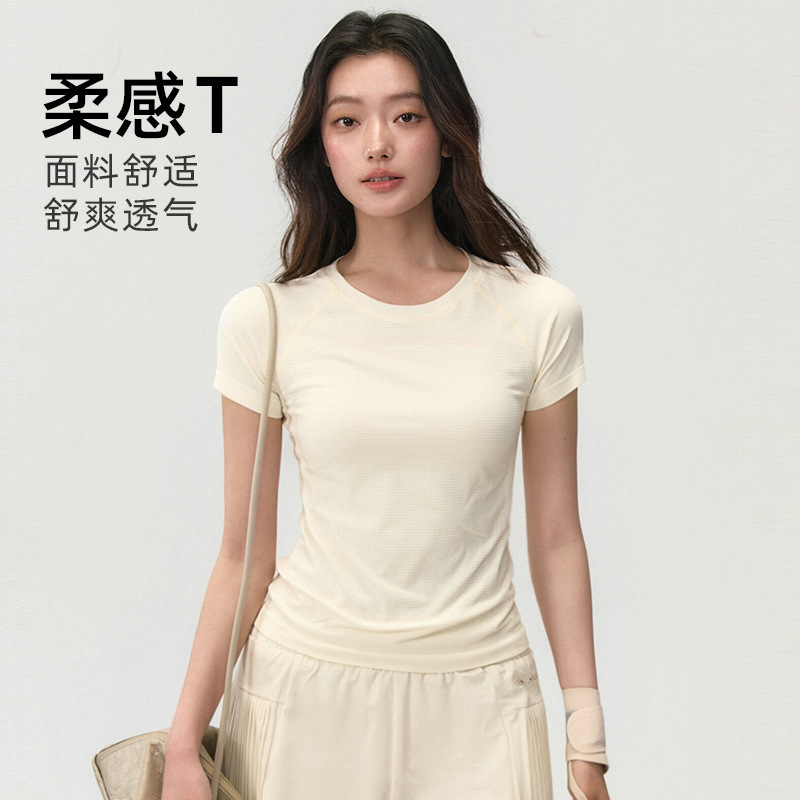 Seamless yoga short-sleeve women's one-piece knitted slim-fit T-shirt for daily wear, breathable and sweat-wicking gym shaping top