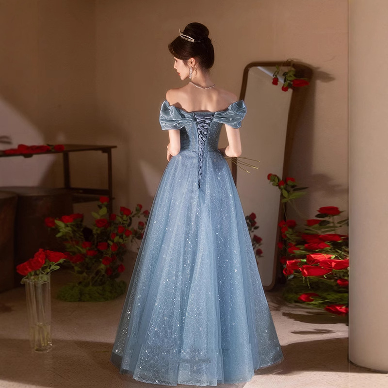 Un hombro azul vestido de noche 2025 nuevo estilo de gama alta hermoso lujo ligero nicho anfitrión de alto nivel sensación de reunión de año nuevo mujer