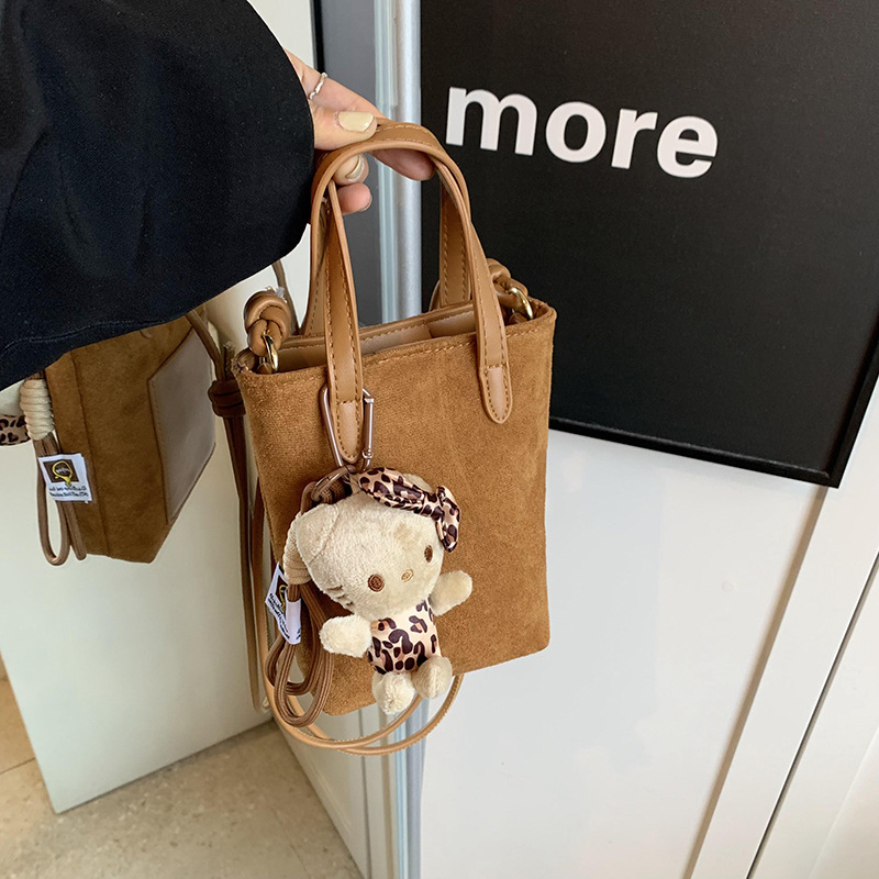 펜던트가 달린 브라운