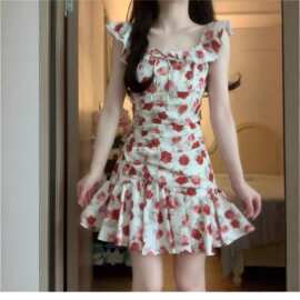 法式红色碎花一字肩连衣裙子女夏季2026新款绝美掐腰吊带短裙涤纶