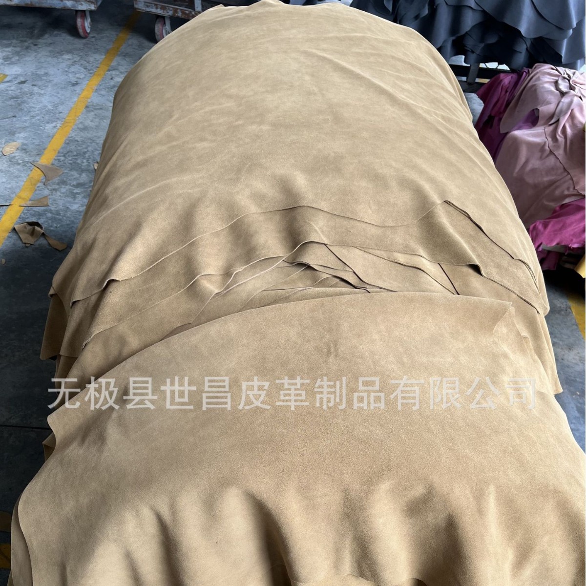 卡其色二层牛皮绒面皮，张幅大，绒细，利用率高，厚1.4-1.6-1.8