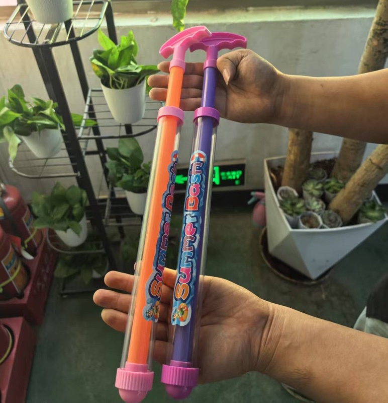 子供の屋外で水を打つのは神器の小さい水鉄砲の子供のおもちゃです。|undefined
