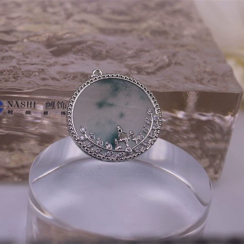 Accessory, organic emerald replica, necklace, pendant, 18 carat, with snowflakes