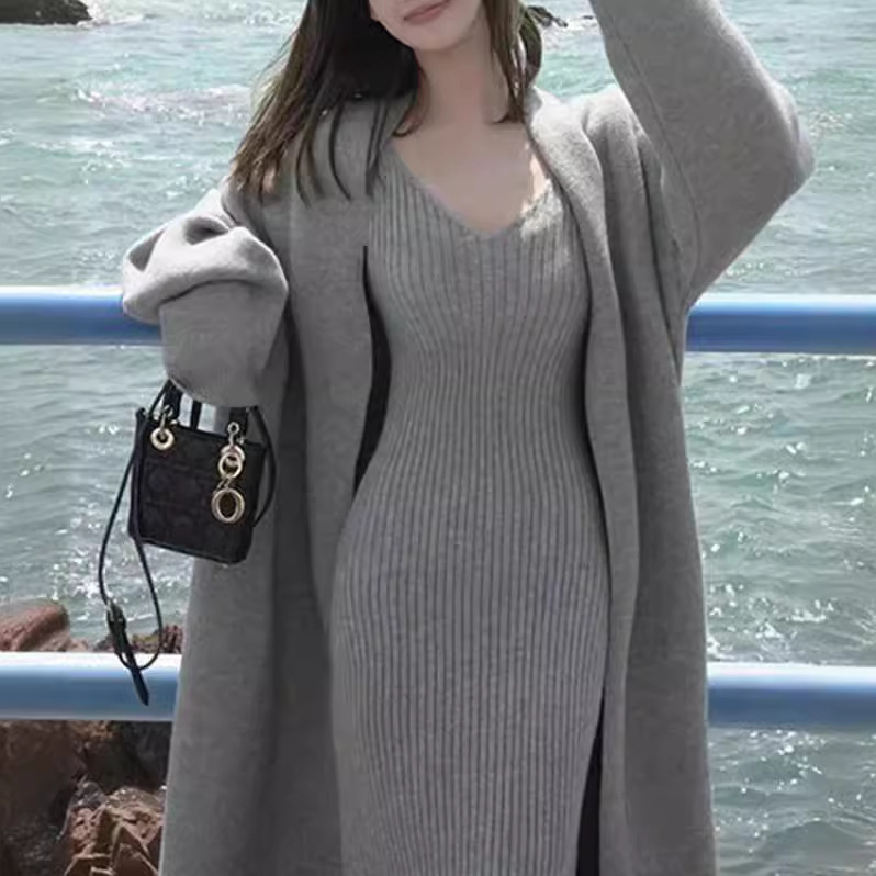 フランス式の怠惰な純色の長いニットのカーディガンの女性の長いvネックのストラップのワンピースの気質のセーターの2つのセット|undefined
