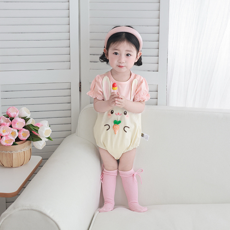 赤ちゃんのお尻の服の夏の薄いタイプの新生児の赤ちゃんの半袖の三角の服のかわいい大根の超萌えの外出の服