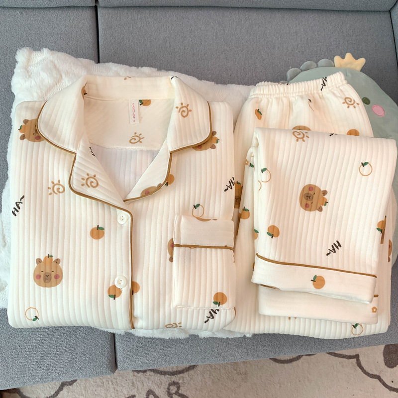 空気の綿のパジャマの女性の長袖の秋冬のタイプのサンドイッチの厚いスーツの日本の花のカーディガンの家庭服の春秋